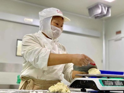 視頻 | 敘永公務(wù)員辭職當(dāng)?shù)案獾陮W(xué)徒 如今酥點(diǎn)賣到浙江新疆、企業(yè)產(chǎn)值500萬元